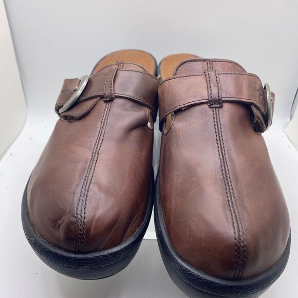 CROCS Women's 10 Brown Cobbler Buckle
Clog Mules Shoes Leather Sandals - Picture 4 of 11